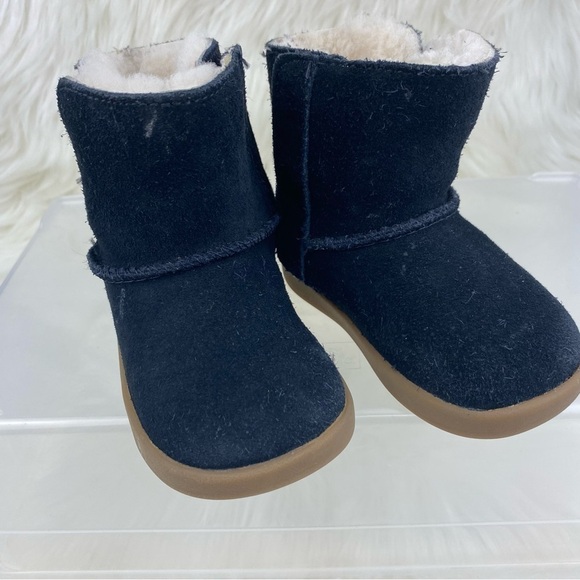 UGG KEELA BLACK SUEDE KIDS BOOTS - Picture 1 of 8